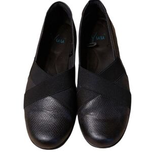 Yuu Black Flat Comfort Wedge Loafers 12 Like New